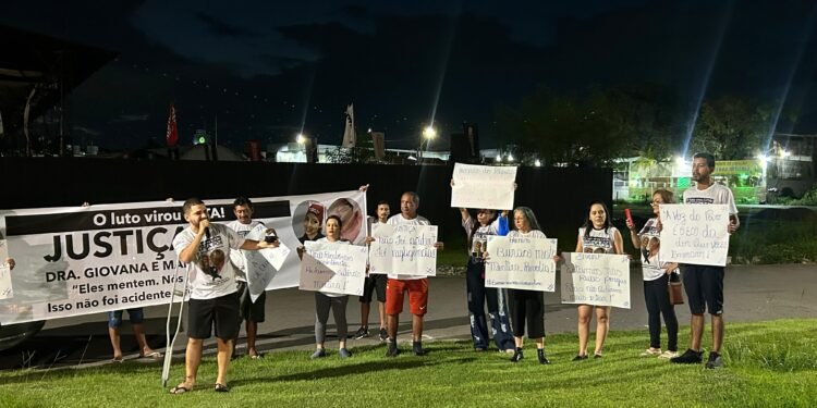 Amigos e familiares realizam protesto após morte de grávida em buraco na Djalma Batista