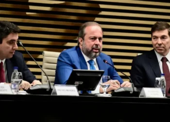 Ministro defende gás mais barato para reindustrialização do país