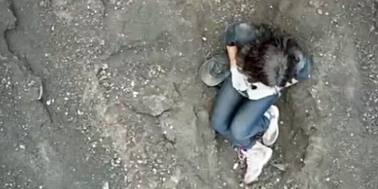 Brasileira cai durante trilha a vulcão e aguarda resgate na Indonésia