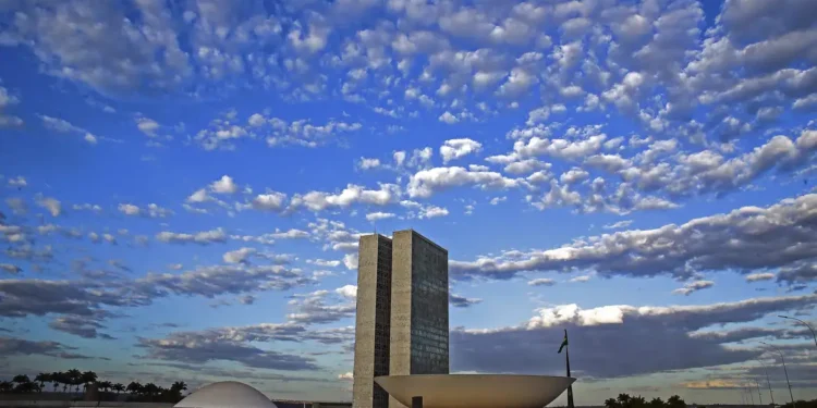 Projeto pode permitir que parlamentar acumule aposentadoria e salário