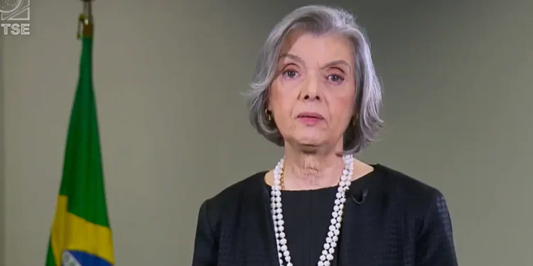 Cármen Lúcia vota pela responsabilização das redes por postagem ilegal