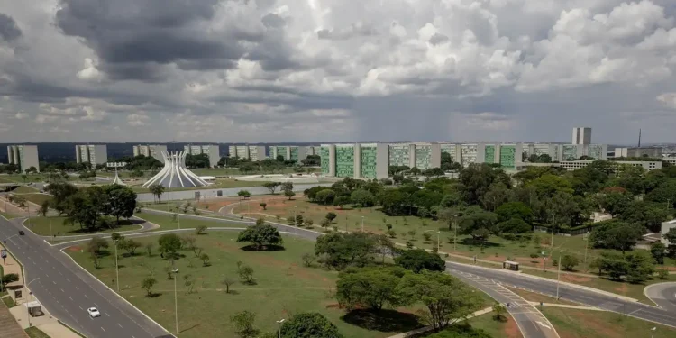Lula sanciona lei que estrutura carreira e reajusta salários