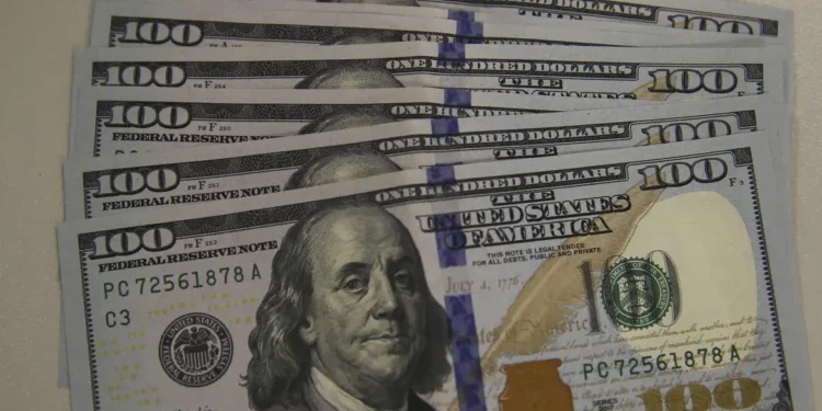 Dólar atinge menor valor em oito meses com conversa de Trump e Jinping