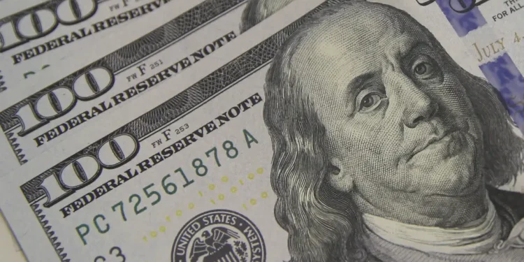 Dólar cai para R$ 5,56 à espera de pacote fiscal