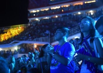 Pessoas com deficiência brincam de boi-bumbá com acessibilidade em espaço reservado no Bumbódromo
