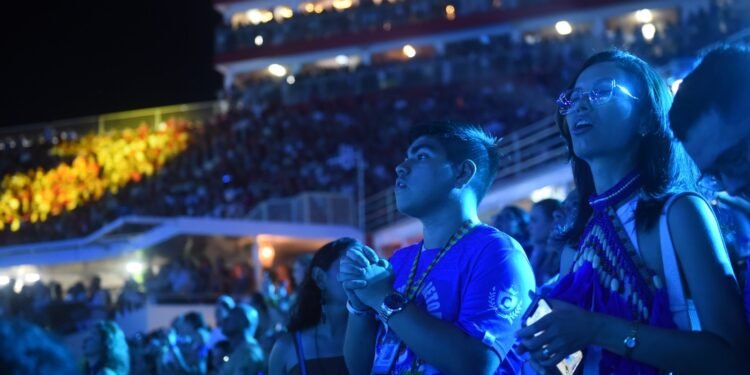 Pessoas com deficiência brincam de boi-bumbá com acessibilidade em espaço reservado no Bumbódromo