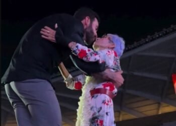 gusttavo-lima-selinho-idosa-manaus