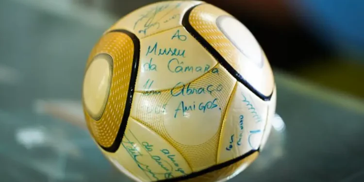 Moraes vota por condenar acusado de furtar bola autografada por Neymar