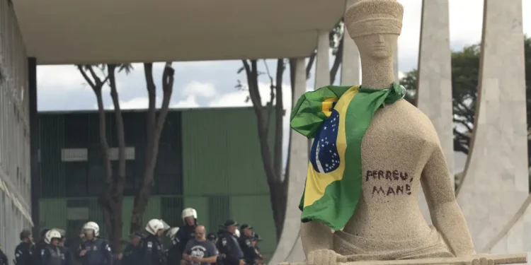 STF nega recurso de mulher que pichou estátua no 8 de janeiro