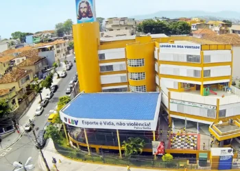 Menina de 13 anos é baleada em escola na zona norte do Rio