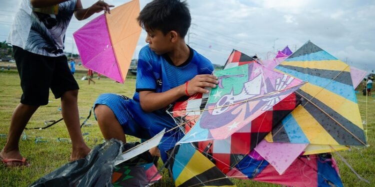 Lambes e brincadeira com papagaio viram arte urbana em oficina gratuita