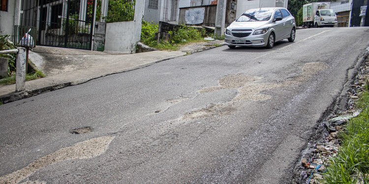 Fala Manaus: moradores de Petrópolis consertam rua com as próprias mãos e viralizam na web