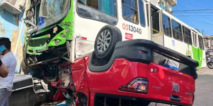 Carro capota após colisão com ônibus no bairro Lírio do Vale, em Manaus