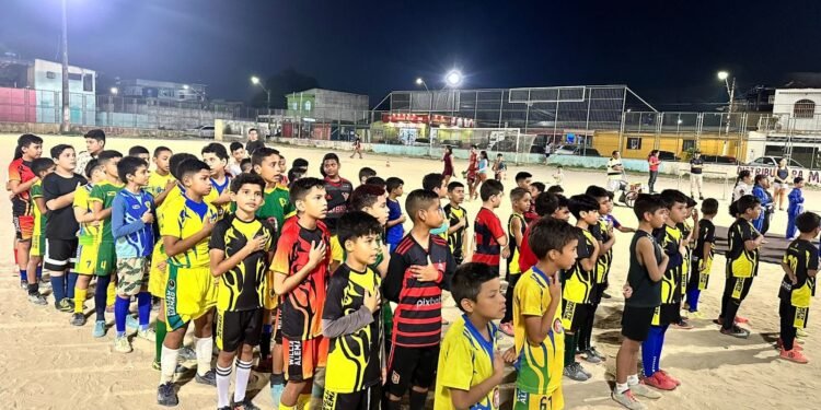 O projeto atende cerca de 60 crianças e adolescentes da comunidade (Foto: Divulgação/Arquivo Pessoal)