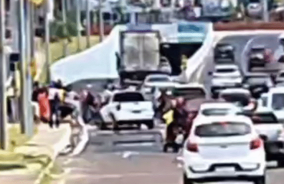 Homem é atropelado ao atravessar faixa no viaduto Rei Pelé, em Manaus