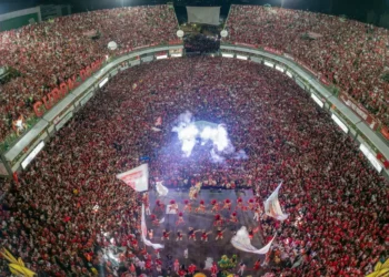 Nação encarnada lota Sambódromo em Festa da Vitória do Boi Garantido