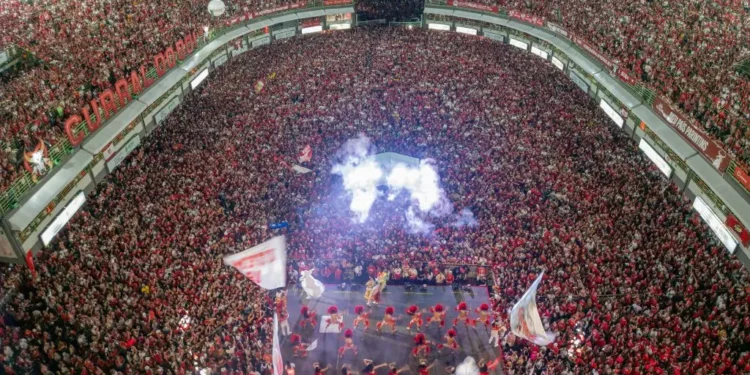 Nação encarnada lota Sambódromo em Festa da Vitória do Boi Garantido