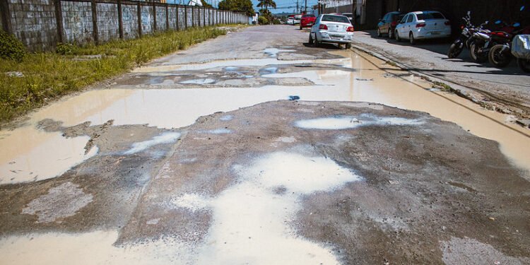 Fala Manaus moradores denunciam crateras, lixo e mau cheiro no bairro Flores