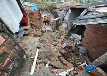 Fortes chuvas causam desabamento de casas no desabamento de casas, em Manaus