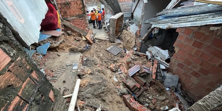 Fortes chuvas causam desabamento de casas no desabamento de casas, em Manaus