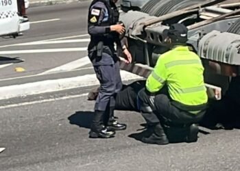 Motociclista cai e é atingida por caminhão na avenida Cosme Ferreira