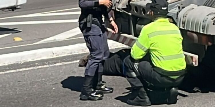 Motociclista cai e é atingida por caminhão na avenida Cosme Ferreira
