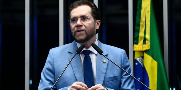 Plínio Valério quer fim dos mandatos vitalícios no STF e denuncia concentração de poder