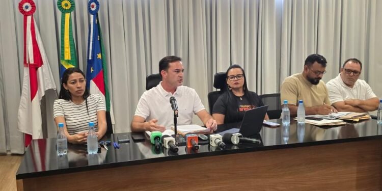 Prefeito de Parintins responde polêmica sobre jurados e avalia festival