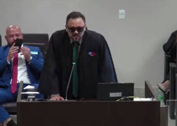 Vídeo advogado recita poesia e joga capoeira em julgamento