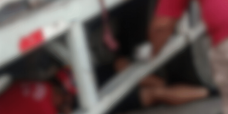 Vídeo: motociclista por aplicativo fica gravemente ferido após colidir contra caminhão em Manaus