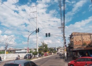 Moradores da Cachoeirinha estão preocupados com semáforo fora de posição