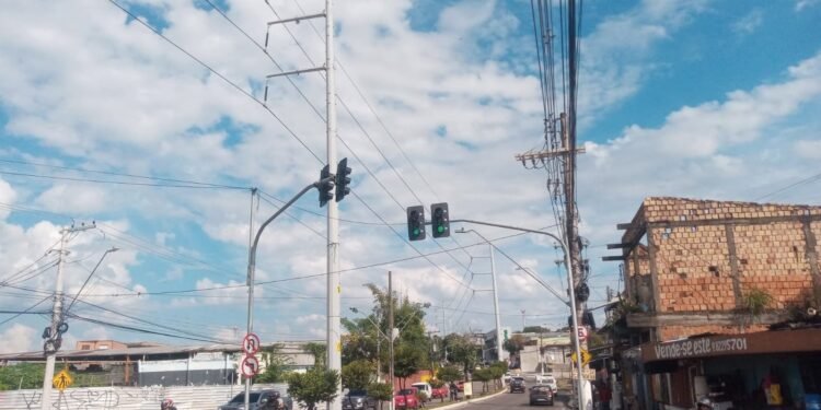 Moradores da Cachoeirinha estão preocupados com semáforo fora de posição