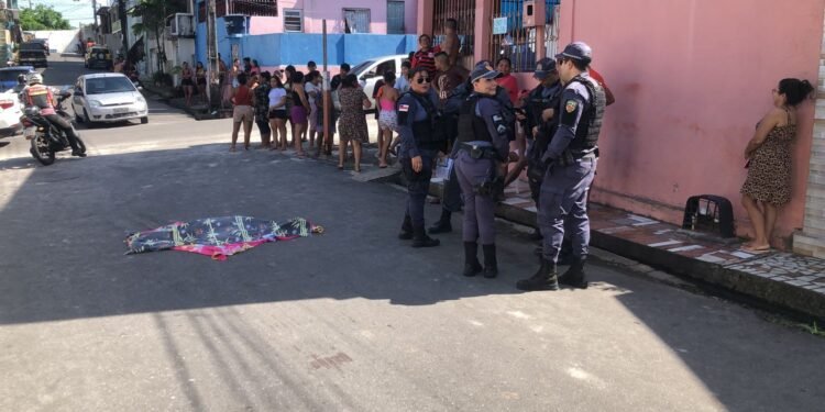 Menina de seis anos morre atropelada por caminhão no bairro Compensa, em Manaus - (Foto: Reprodução/ Redes sociais)