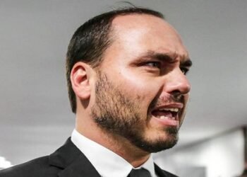 Carlos Bolsonaro reage às medidas impostas ao pai e compara caso ao escândalo do INSS