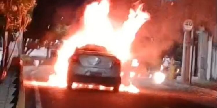 Carro pega fogo