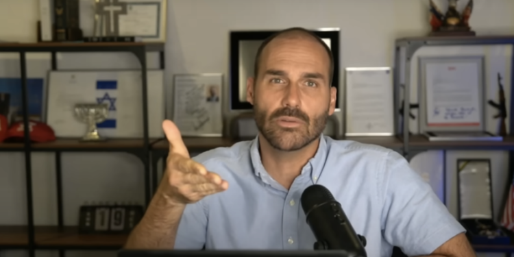 No X, Eduardo postou a foto da entrevista de Zema e se defendeu fazendo uma crítica indireta ao ministro Alexandre de Moraes, do STF - (Foto: Reprodução/ X)