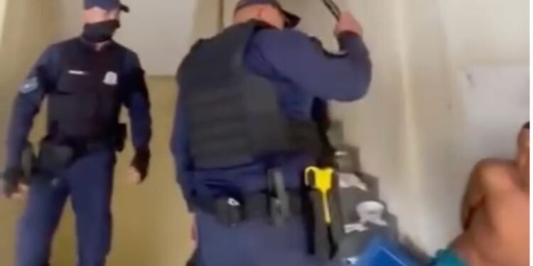 guardas-presos-homem-situacao-rua