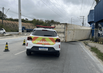 Pelo segundo dia avenida Autaz Mirim tem acidentes com carretas
