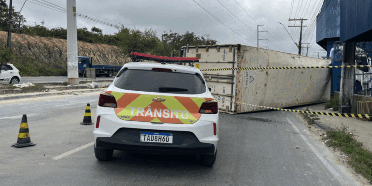 Pelo segundo dia avenida Autaz Mirim tem acidentes com carretas