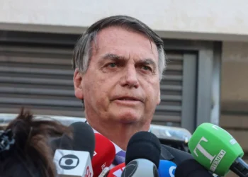Bolsonaro diz que recebeu convite para almoçar com embaixadores: 'Não vou mais'
