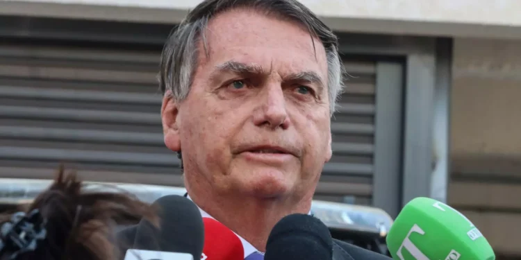 Bolsonaro diz que recebeu convite para almoçar com embaixadores: 'Não vou mais'
