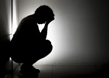 OMS: uma em cada seis pessoas no mundo é afetada pela solidão