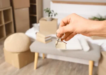 Casa e carro próprio ficam fora do alcance da nova geração brasileira, aponta IBGE