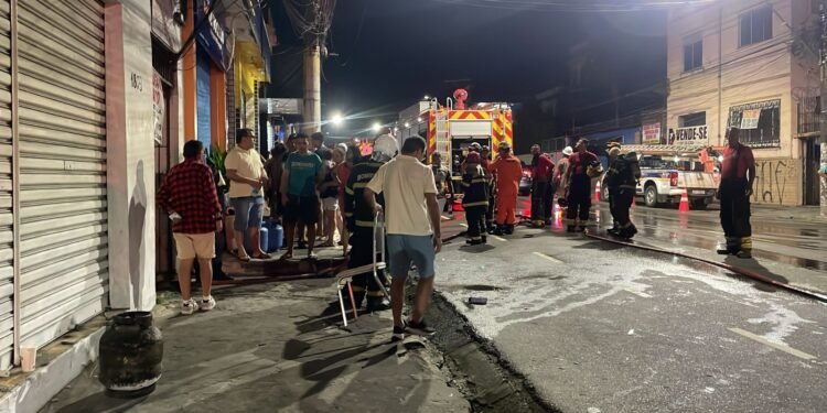 incêndio deixa famílias desabrigadas na Avenida Sete de Setembro em Manaus