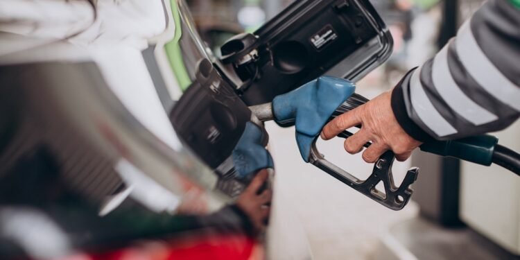 Preço da gasolina cai, mas repasse ao consumidor depende de vários fatores; diz economista