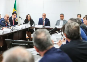 Governo busca negociação com EUA e pede apoio de empresários