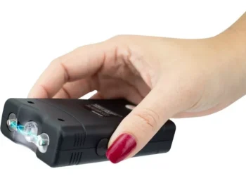 Mulheres do Amazonas poderão usar armas de choque para se defender