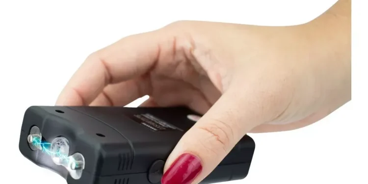 Mulheres do Amazonas poderão usar armas de choque para se defender