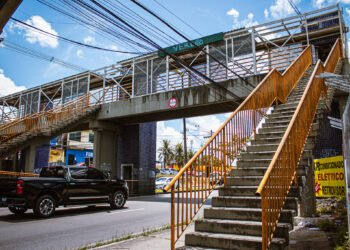 Fala Manaus: passarela da Max Teixeira, na zona Norte, oferece riscos a pedestres com estrutura precária