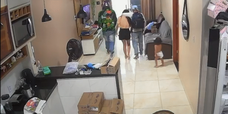 Imagens das câmeras de segurança flagaram o ocorrido (Foto: Reprodução/Internet)